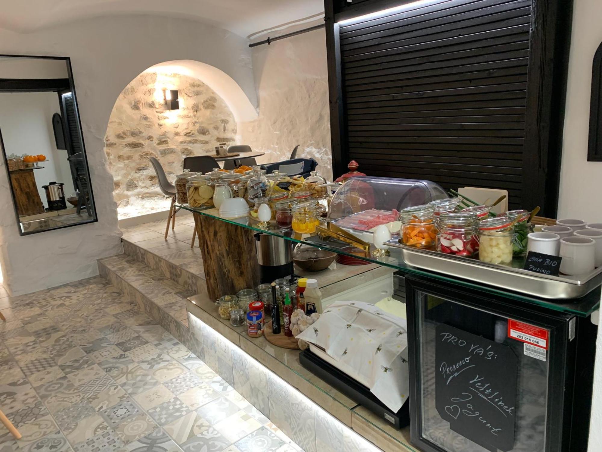Boutique Apartments U Rolanda, Mikulasske Namesti Znojmo Kültér fotó
